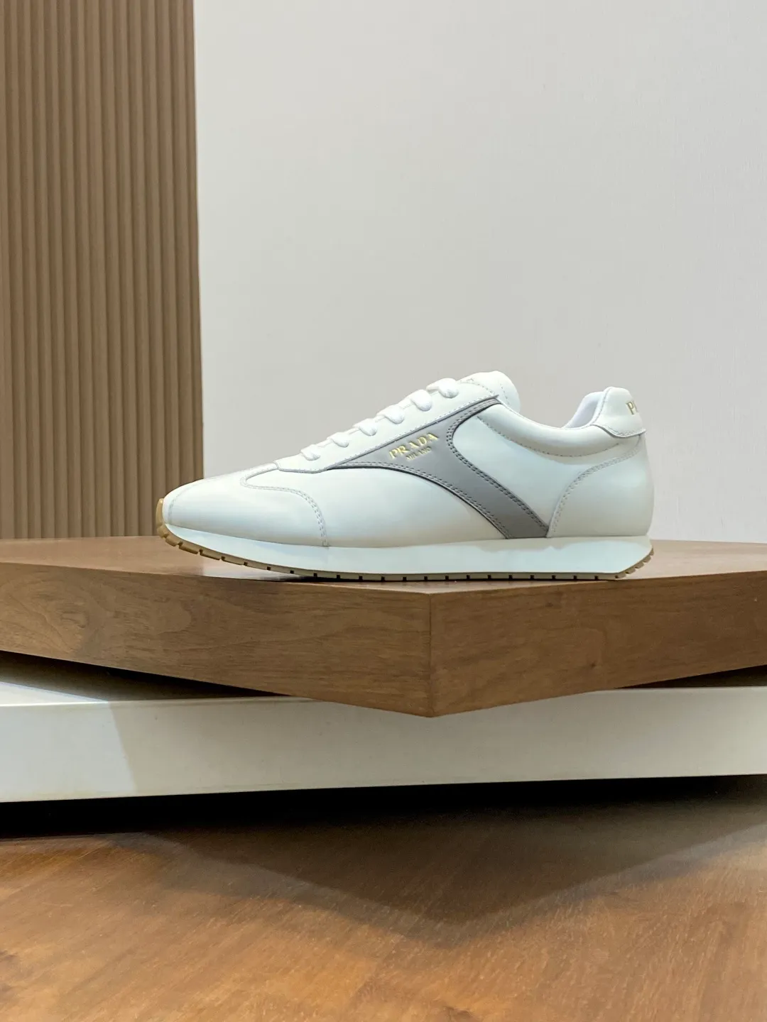 Men's shoes 💰740 Prada/Prada's new men's spliced ​​casual sports shoes. These sports shoes use exquisite stitching technology to outline a unique geometric texture, and contemporary lines and details reinterpret the classic sports style. The upper is made of ultra-official material, and the lining is full cowhide. It is lightweight, breathable, practical and versatile. The tongue is decorated with the Prada Milano logo, and the logo print is embellished with the laces. It is paired with a 2.5cm two-color rubber sole to create a comfortable wearing experience. Comes with full set of original packaging dust bag! Size: 39-40-41-42-43-44 (38, 45 customized) standard leather shoe size